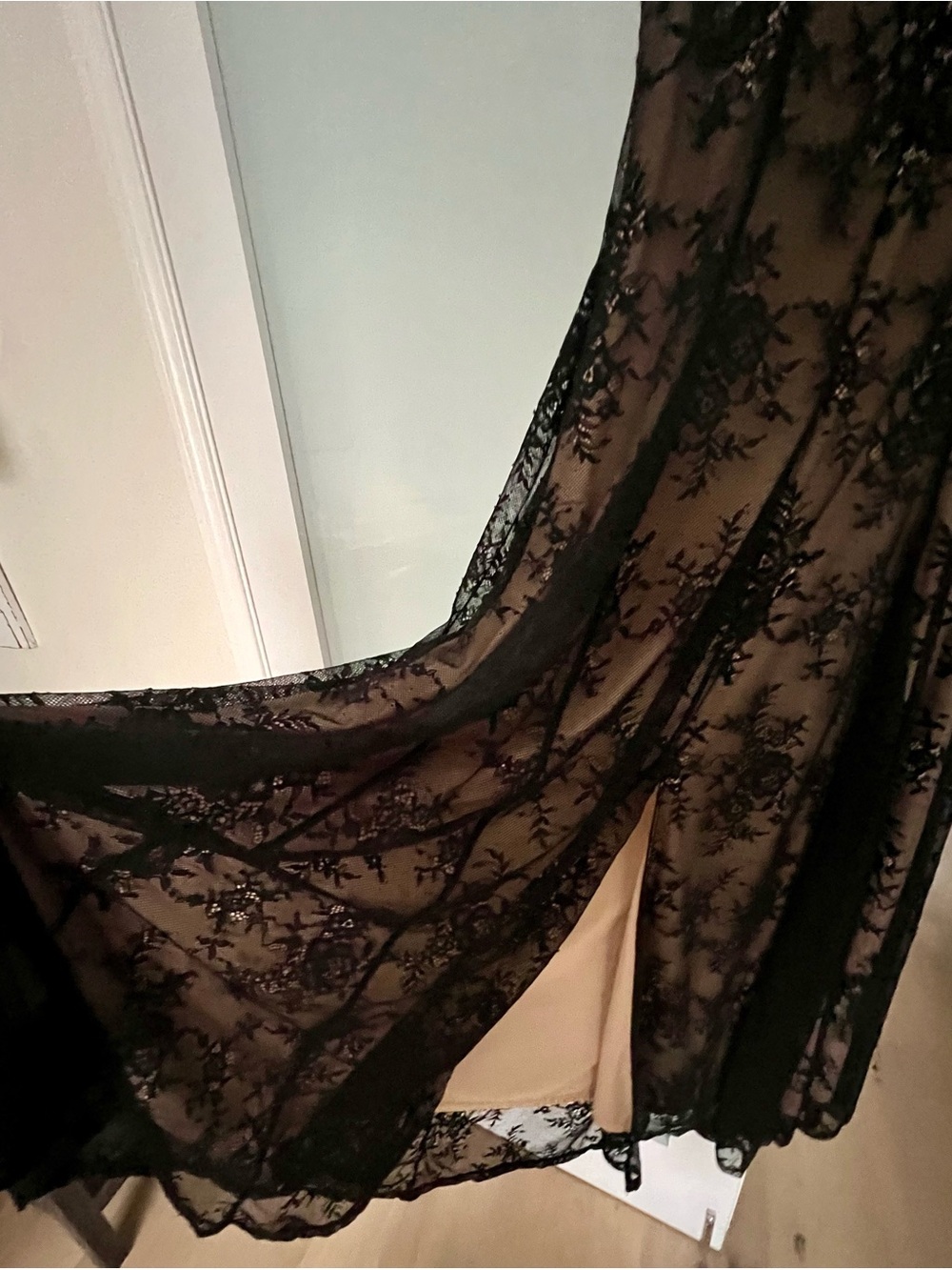 Black Lace-Overlay Maxi Dress - Elegant Evening Style - Picture 3 of 4